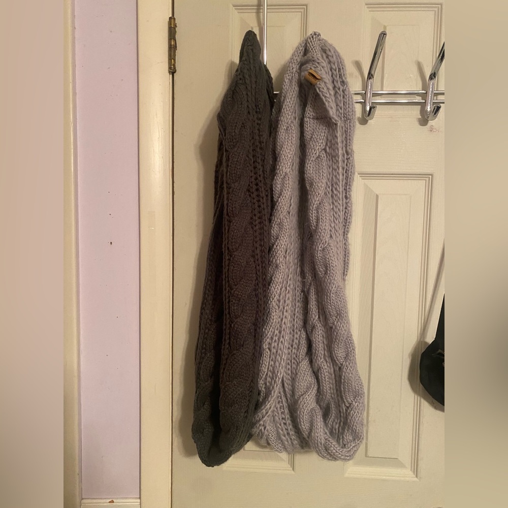 Pair of Basico Infinity Scarves